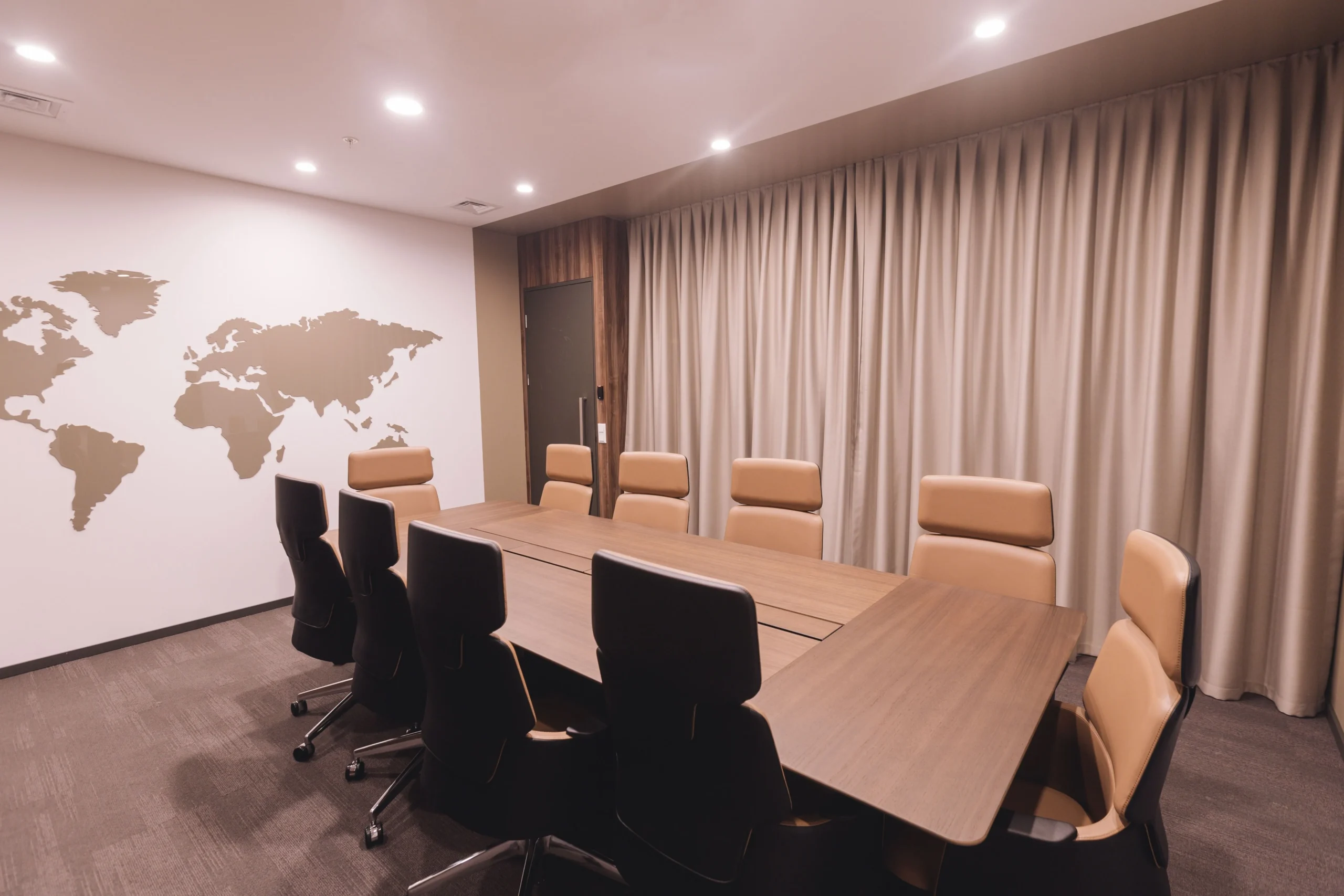 Sanal ofis toplantı salonu – modern ve profesyonel toplantı alanı.
