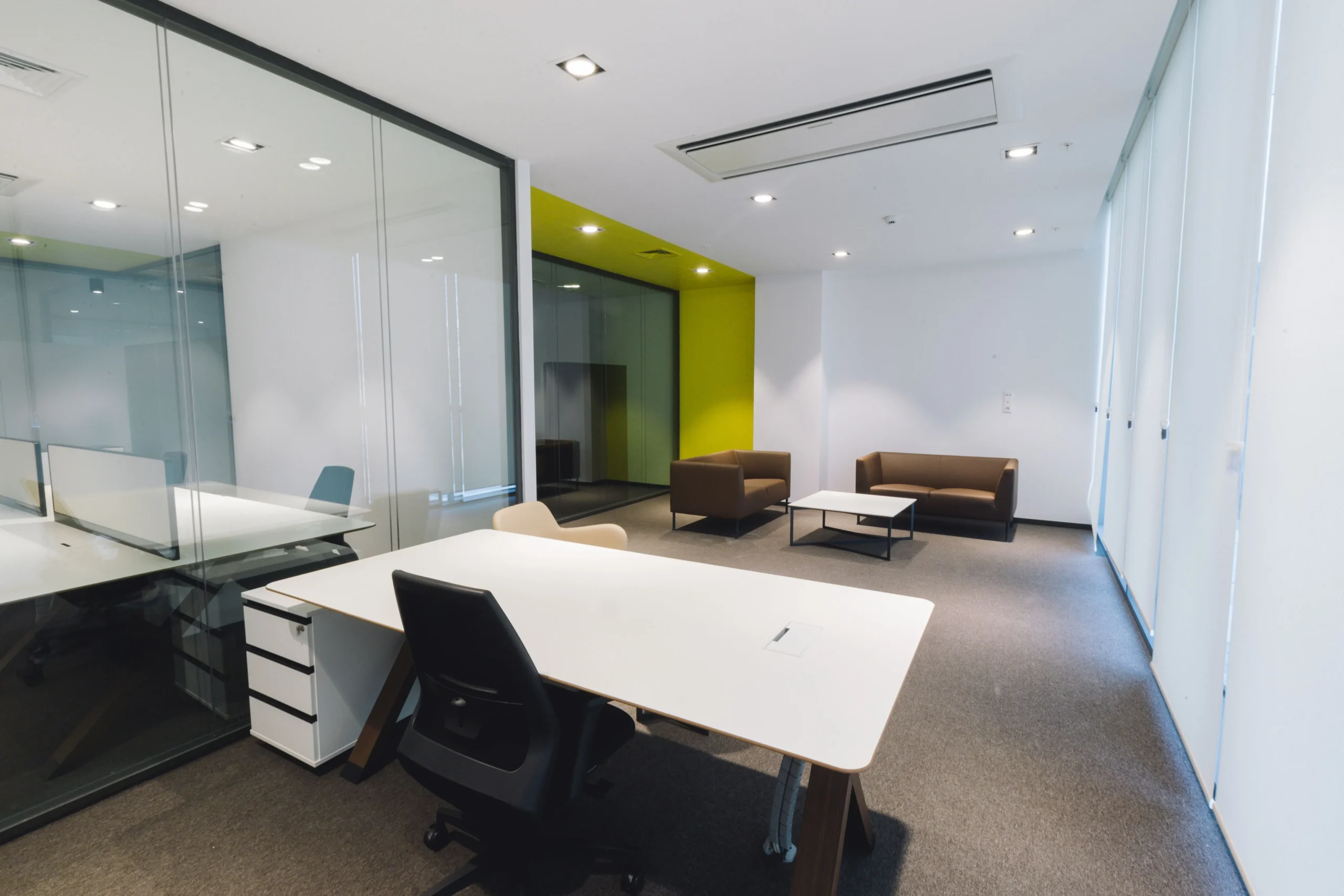 Suit ofis çalışma odası – modern, geniş ve bağımsız ofis alanı.