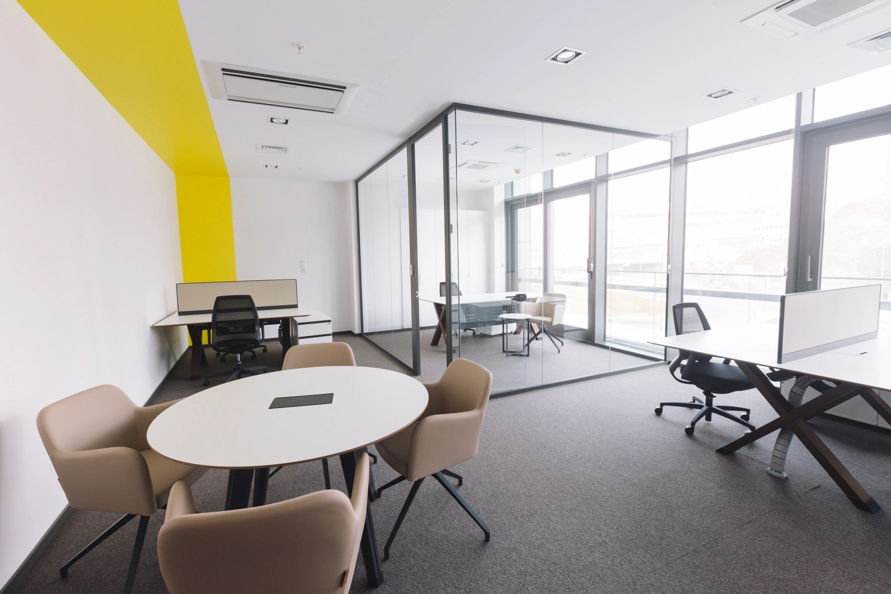 Suit ofis özel oda – modern, geniş ve prestijli çalışma alanı.