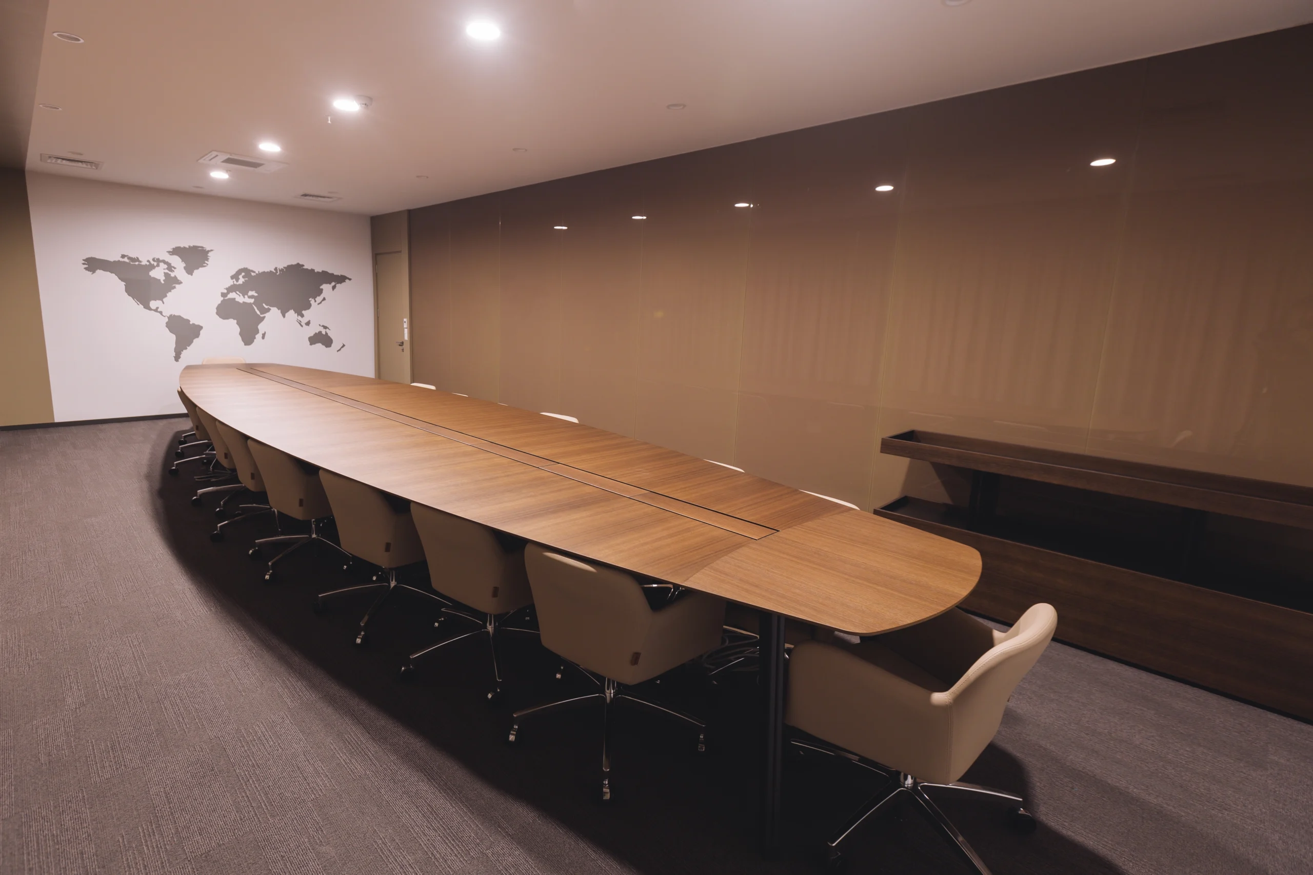 Vadistanbul’da 20 kişilik yönetim kurulu düzeninde toplantı salonu – Workland