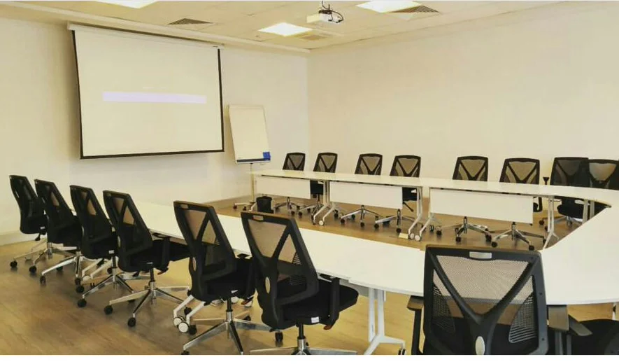 Eclipse Maslak Business’ta 20 kişilik modern toplantı salonu, masa düzeni ve sunum ekranı ile birlikte