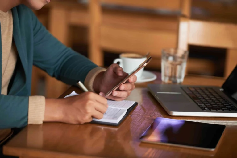 Etkili Bir Şekilde İngilizce Öğrenmeye Yardımcı Uygulamalar Hangileri? 6 Telefonundan İngilizce Öğrenen Bir Kullanıcı