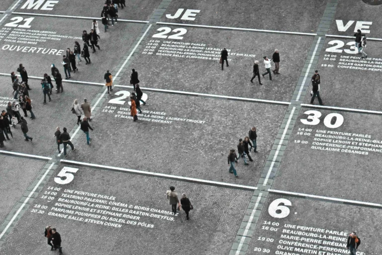 Çalışma Masasında Gününü Planlayan Profesyonel