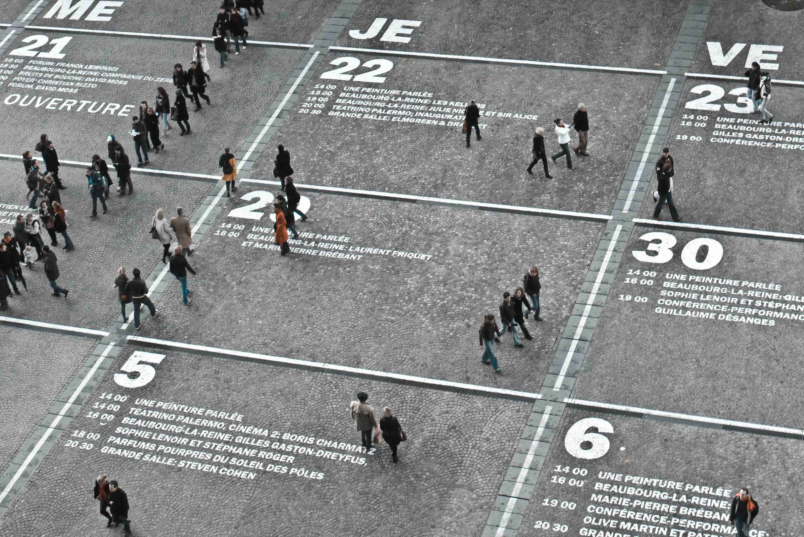 Çalışma Masasında Gününü Planlayan Profesyonel