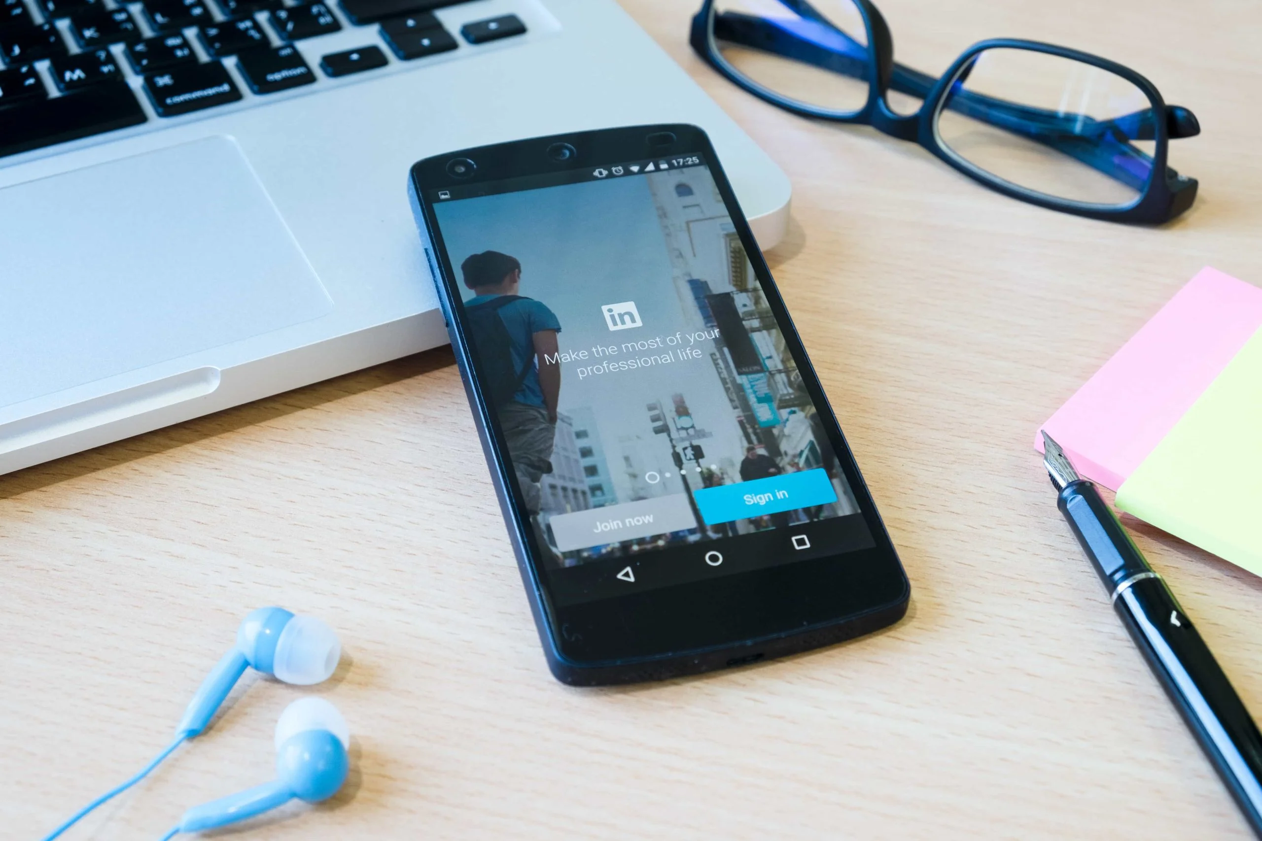 LinkedIn Profilini Güncelleyen Bir Profesyonel