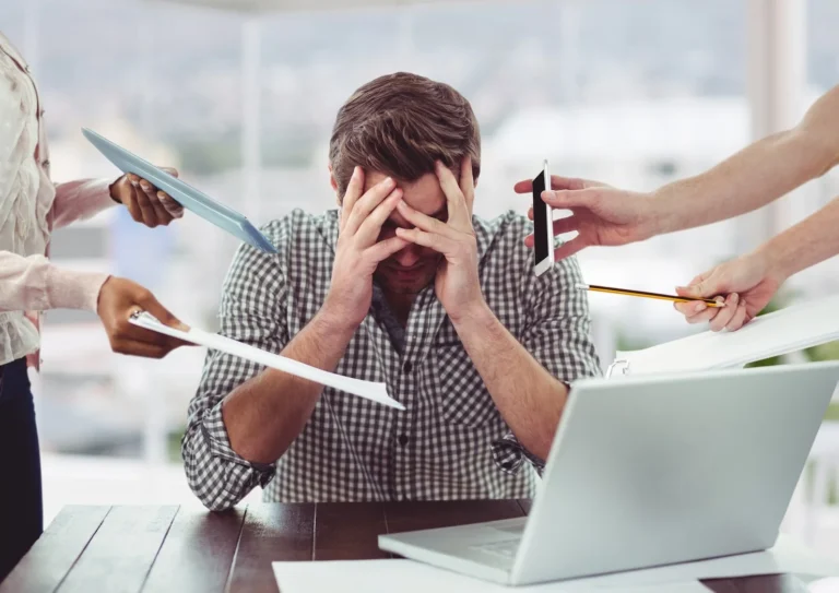Ofis Ortamına Alışmaya Çalışan Stresli Çalışan