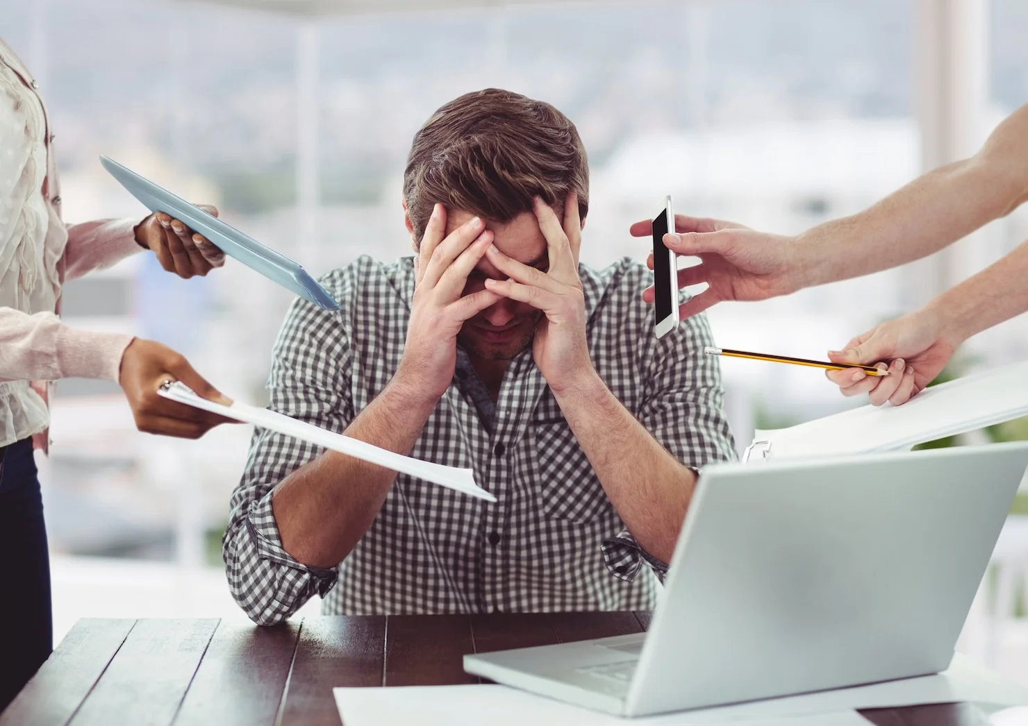 Ofis Ortamına Alışmaya Çalışan Stresli Çalışan