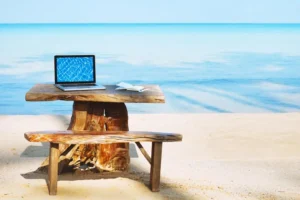 Bilgisayarıyla Doğada Çalışan Bir Remote Çalışan