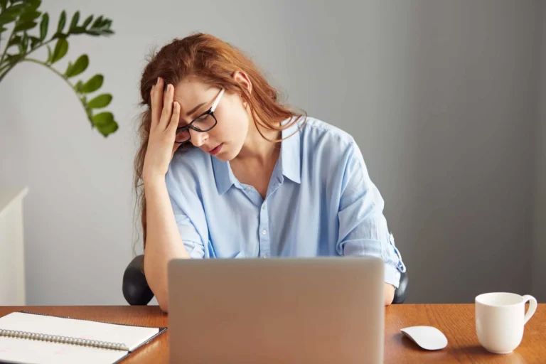 Sessiz İstifa Nedir? Sessiz İstifaya Yol Açan Sebepler Nelerdir? 2 İş Yerinde Sessizce Motivasyonunu Kaybeden Bir Çalışan