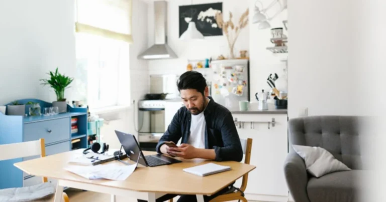 Uzaktan Çalışan Takımla Online Toplantı Yapan Bir Yöneticisi